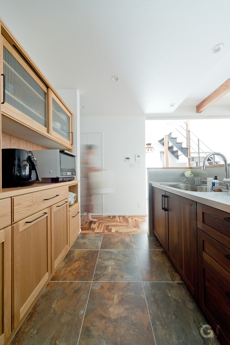 シンプルデザインの家のウッド調のキッチン