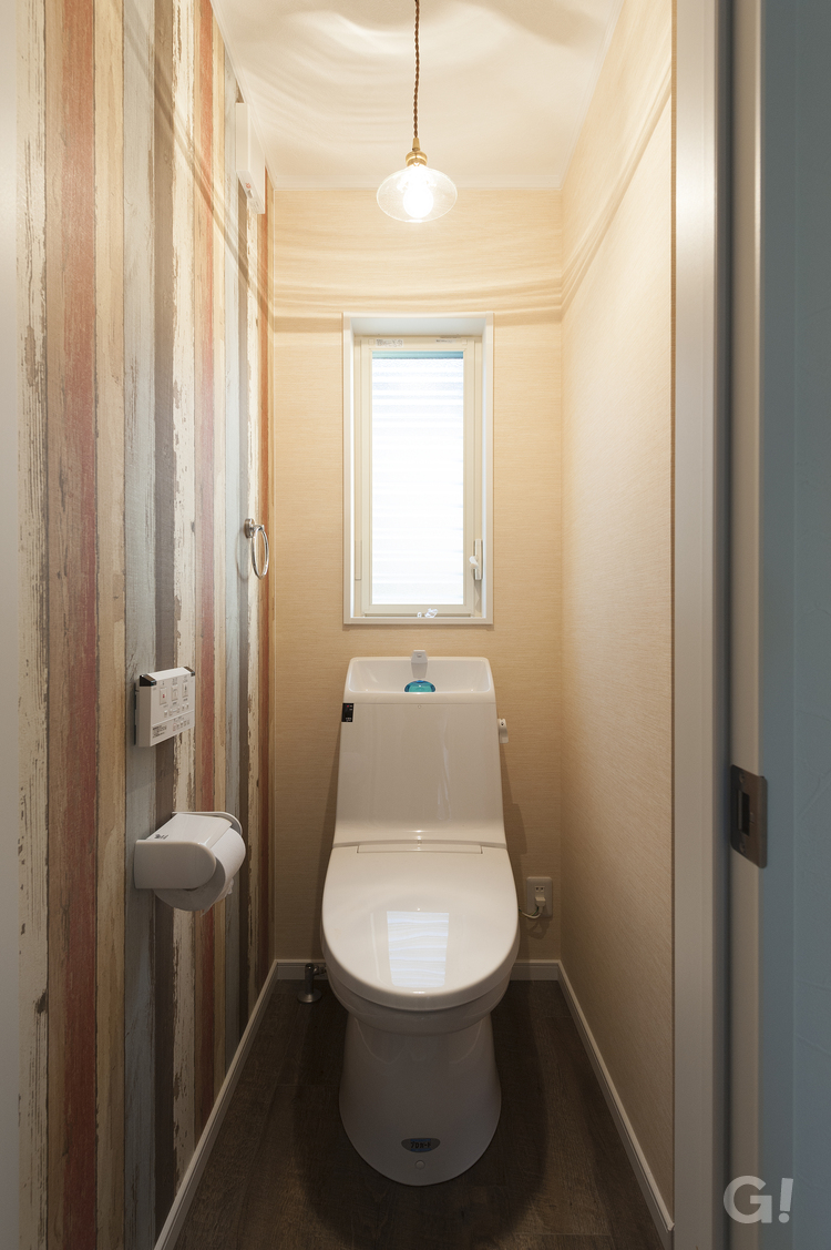 『オシャレがギュッと詰まったインダストリアルなトイレ』の写真