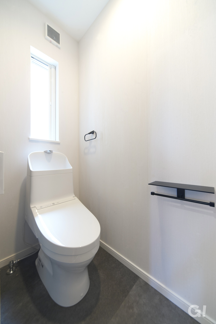 自然素材と漆喰の融合した白いトイレ