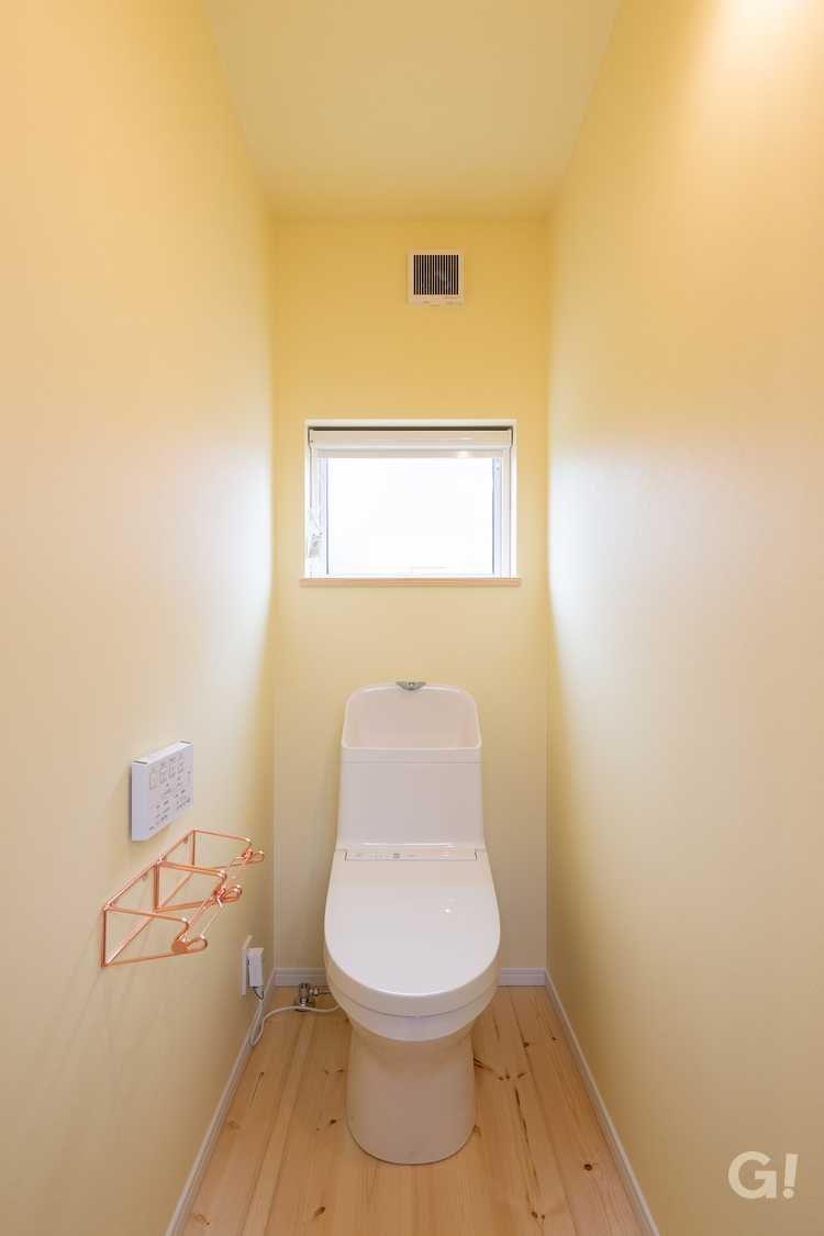 シンプルな造作手洗いのあるシンプルモダンなトイレ