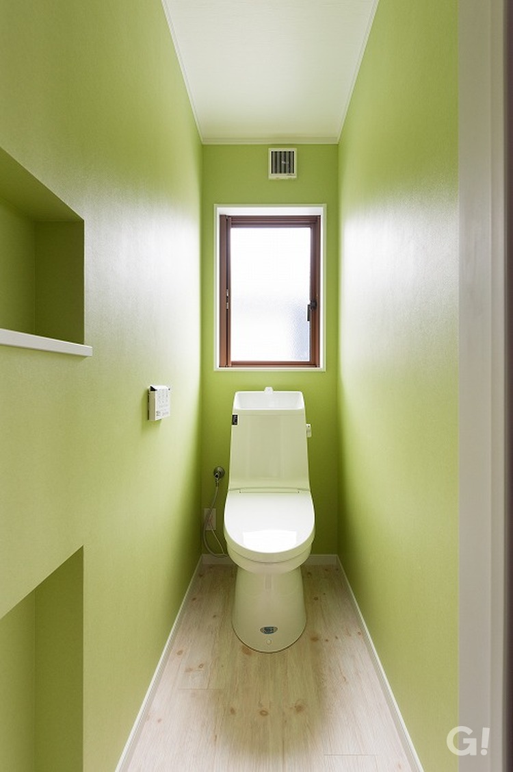 グリーンの壁のトイレ