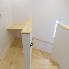 階段横の隙間を活用したシンプルなワークスペース