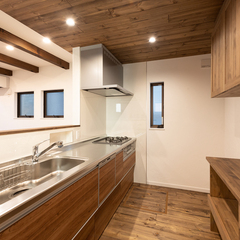 広々して使いやすいシンプルモダンなキッチン