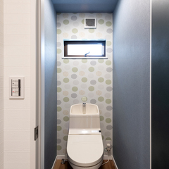 インテリア性抜群のデザインクロスが個性的なトイレ