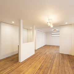 天然木の温かみが広がるリビングダイニング